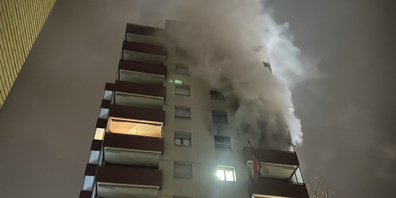 Aus bislang unbekannten Gründen kam es kurz vor 23 Uhr in einer Wohnung im 6. Stock eines Wohnblocks zu einem Brand.
