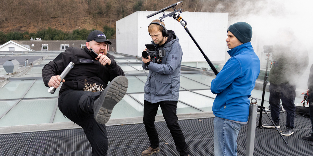Gedreht wird sowohl im Bürogeschoss als auch im Innenhof der Polizeistation. Die Kantonspolizei St.Gallen hat dem Dreh ihre Bewilligung erteilt.