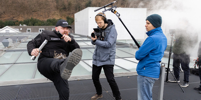 Gedreht wird sowohl im Bürogeschoss als auch im Innenhof der Polizeistation. Die Kantonspolizei St.Gallen hat dem Dreh ihre Bewilligung erteilt.
