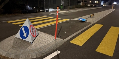 Mahnmal des Festtagskaters: Die umgefahrene Strassentafel in der Gemeinde Maur.