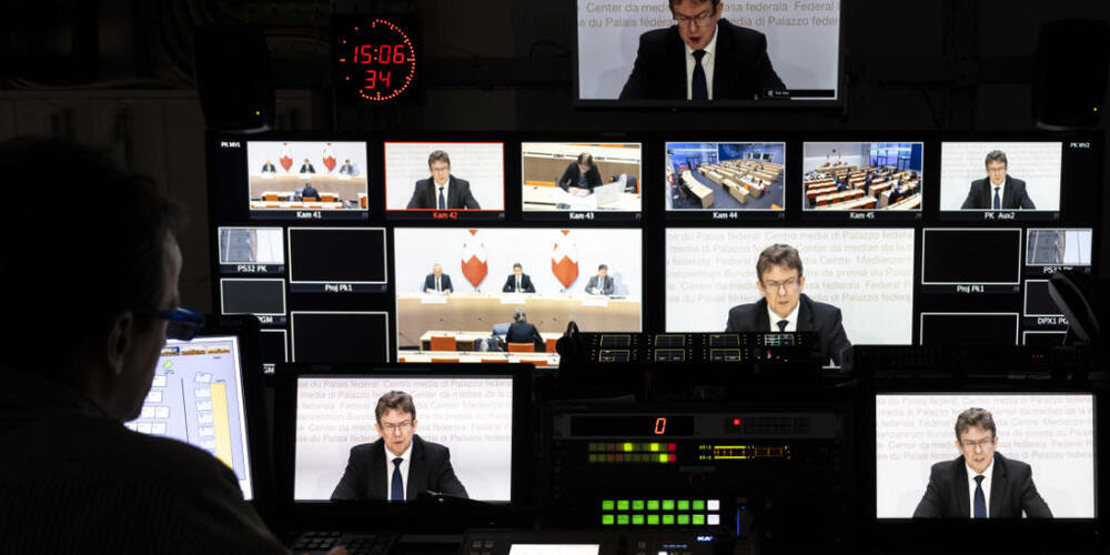 Bundesrat Albert Rösti (SVP) erscheint auf Bildschirmen im Regieraum des Schweizer Fernsehens SRF an einer Medienkonferenz über die SRG-Initiative. (Archivbild)