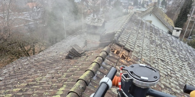 Die Autodrehleiter der Feuerwehr Rüti wurde beim Brand eingesetzt.