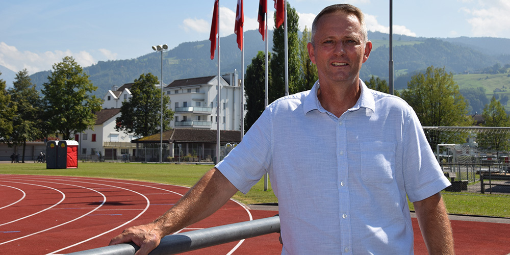 Als Jugendfahnder ist Walter Kistler regelmässig bei Schulhäusern, Sportplätzen, Bahnhöfen und anderen Treffpunkten der Jugendlichen unterwegs. «Die Jugendlichen kennen und grüssen mich auch.» 