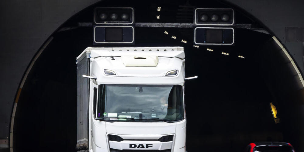 Im Fäsenstaubtunnel fielen Eisplatten von einem Lastwagendach auf die Motorhaube eines entgegenkommenden Autos. (Symbolbild)