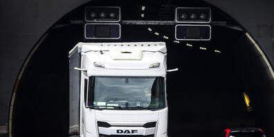 Im Fäsenstaubtunnel fielen Eisplatten von einem Lastwagendach auf die Motorhaube eines entgegenkommenden Autos. (Symbolbild)