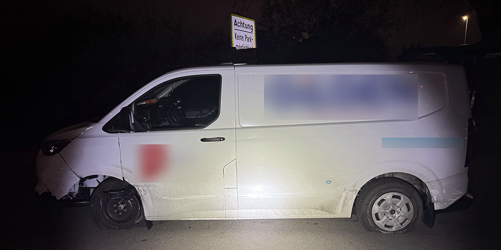 Der Lieferwagen krachte in die Leitplanke. 