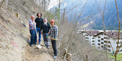 Koni Frey (ganz rechts) und seine Mithelfer verbreitern den Waldweg. 