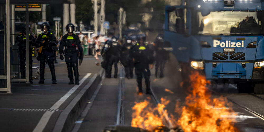 Das kann teuer werden. Die Polizei kann die Einsatzkosten für unbewilligte Demonstrationen neu den Teilnehmern aufbrummen. Pro Person könnte die Rechnung bis 30'000 Franken betragen. (Symbolbild)