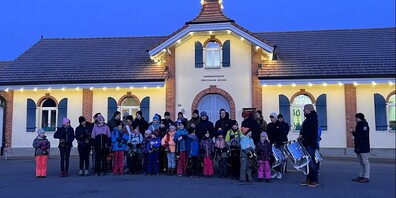 Nachdem der Tambourenverein Fürstenland Gossau trommelnd durch das Gozenberg-Quartier marschiert war, spielten die Mitglieder vor ihrem Probelokal zusammen mit Kindern aus dem Niederdorf.