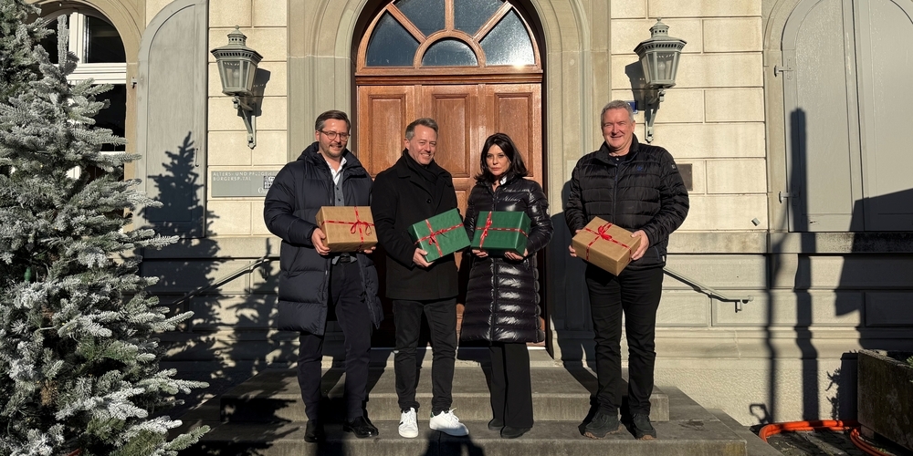 Übergabe der Geschenkboxen von Raiffeisen Rapperswil-Jona unter anderem durch Markus Altorfer (1.v.l.), Leiter Markt, und Markus Jäger (2.v.l.), Vorsitzender der Bankleitung.