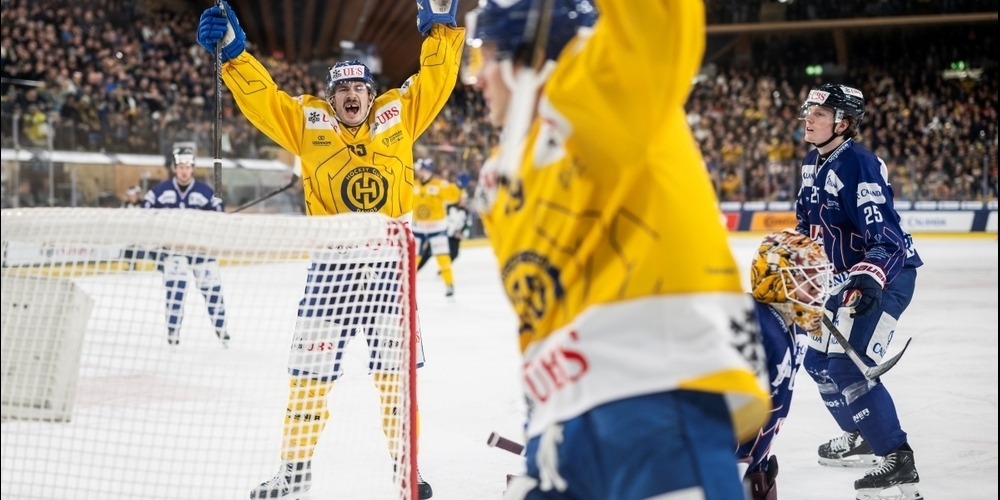 Die Davoser Yannick Frehner (l.) Adam Tambellini jubeln über den Finalsieg gegen die US Collegiate Selects.