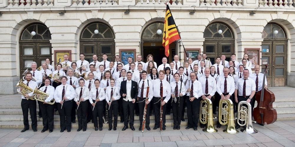 Um Mitternacht spielt in der Silvesternacht eine Delegation vom Kirchturm der katholischen Kirche