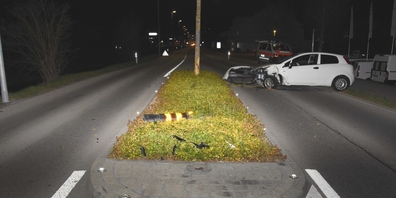 Bei der Fahrt auf der Verkehrsinsel stiess das Auto mit einem Pfosten und einem Baum zusammen.