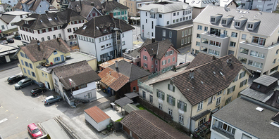 Im Zentrum von Siebnen, an bester Lage, ist eine grössere Überbauung angedacht: Sechs Parteien verkauften ihre Grundstücke an einen neuen Eigentümer. Foto: Franz Feldmann
