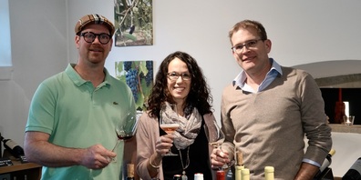 Erfolgreiches Trio: Luca Charpilloz (l.), neuer Besitzer; Nicole und Mario Grob-Kuster übergeben den Wiichäller in beste Hände.