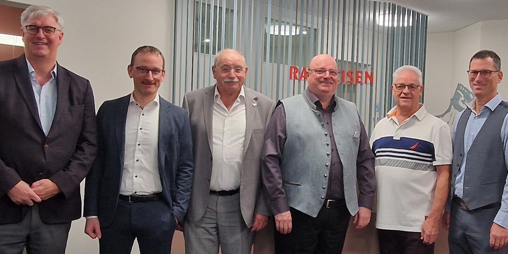 Bankleitung der Raiffeisen Schänis-Amden und Vertreter des EASF-OK nach Vertragsunterzeichnung: (v.l.n.r.) Marcel Benz (Co-OK-Präsident), Markus Stoffel (Raiffeisen), Hansruedi Fischer (Chef Infrastruktur), Rolf Güntensperger (Raiffeisen), Bruno Broger (Chef Festwirtschaft) und Roland Oberkalmsteiner (Raiffeisen).