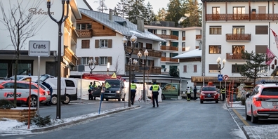 Polizei und Rettungskräfte stehen im Zentrum von Crans-Montana mit einem Grossaufgebot im Einsatz.