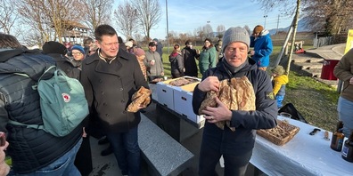 Gemeindepräsident Bruno Seelos verteilt fleissig Zöpfe an die Widnauer Bevölkerung.