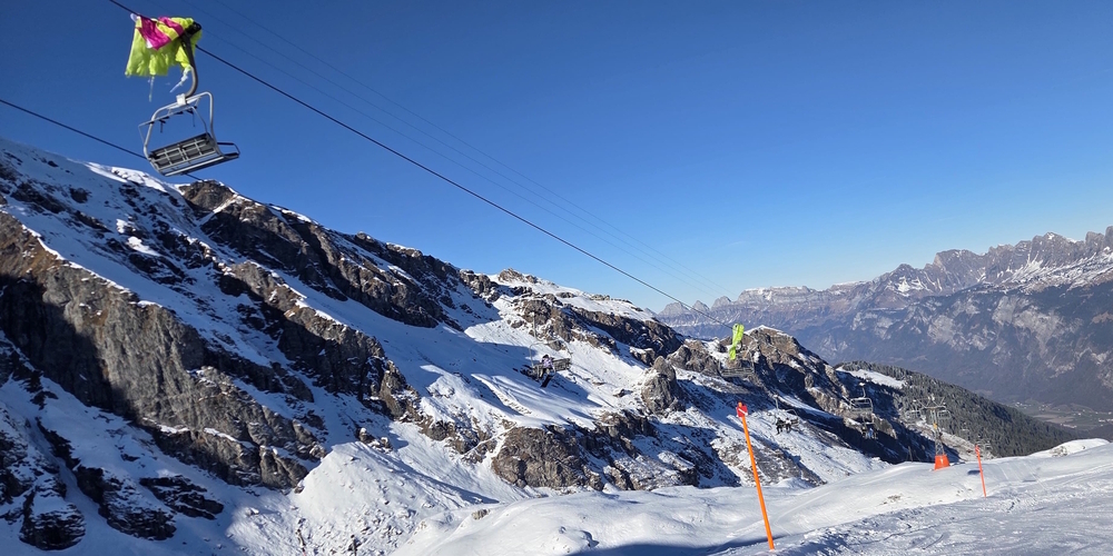Der Gleitschirm verfing sich in der Liftanlage, konnte jedoch entfernt werden, ohne dass die Anlage Schaden nahm.