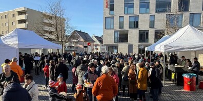 Gut besuchter Uzwiler Neujahrsapéro bei herrlichem Wetter am ersten Tag des Jahres 2026.