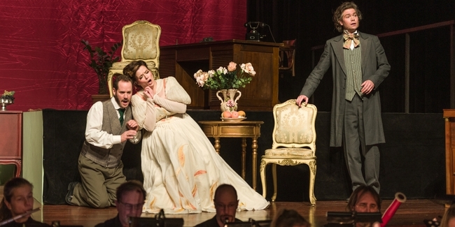 Überzeugend: Christoph Waltle als Enrico, Anna Gitschthaler als seine heimliche Gattin Gilda und Yves Brühwiler als Hauslehrer Gregorio.