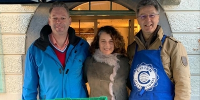 Civitan-Mitglieder verkaufen am Montag, 5. Januar 2026, vom 9 bis 17 Uhr Drei-Königs-Kuchen für einen guten Zweck. V.l.n.r.: Civitan-Präsident Walter Kälin, Katja Biella und Königskuchen-Organisator Markus Winiger.