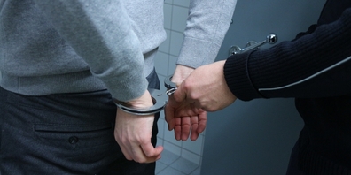 Die JSVP sieht in 16 Kantonen Defizite bei der Ausschaffung krimineller Ausländer und kündigt darum eine Vorstoss-Aktion dazu an. (Symbolbild)