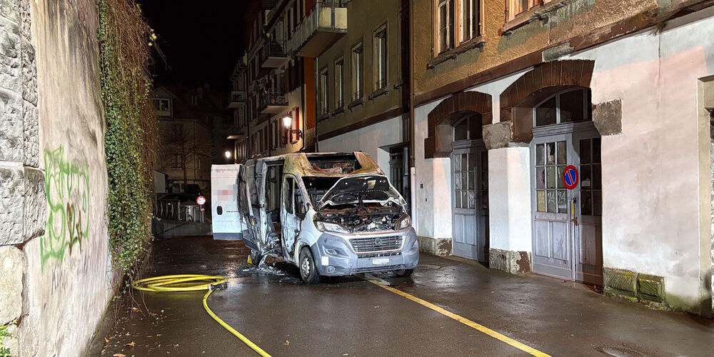 Kurz vor 05.55 Uhr wurde an der Wallstrasse ein Fahrzeugbrand gemeldet