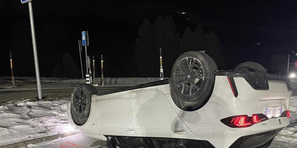 Der BMW des Typs 120 landete beim Unfall auf dem Dach.