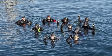 Unter Wasser wurde mit Sekt angestossen