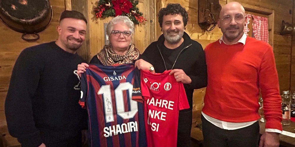 Am Weihnachtsessen des FCRJ wurde Ursi Comolli (2.v.l.) mit herzlichen Worten verabschiedet – unter anderem von Xherdan Shaqiri (1.v.l.) und Präsident Rocco Delli Colli (2.v.r.).