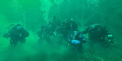 Unter Wasser wurde mit Sekt angestossen