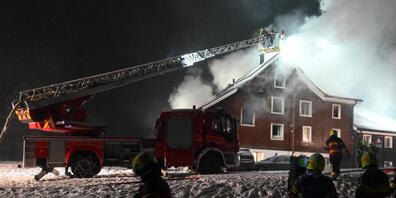 Bei einem Brand in Degersheim SG wurden in der Nacht auf Samstag zwei Personen verletzt.