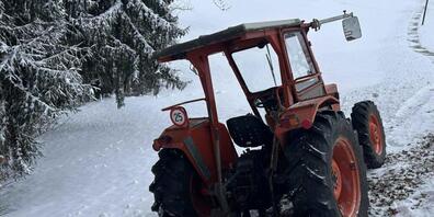 Bei der Schneeräumung mit einem Traktor ist am Samstagvormittag ein 79-jähriger Landwirt vom Fahrzeug geschleudert worden