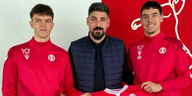 von links: Stevan Raicevic, FCRJ Sportchef Allesandro Ciarrocchi, Janis Lüthi.