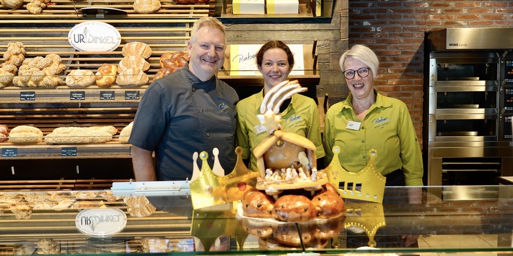 Beglücken Kundinnen und Kunden mit besonderen Königskuchen: v.l. Roland Räber; Rahel Räber; Andrea Agosti in der Bäckerei an der Oberseestrasse in Rapperswil-Jona.