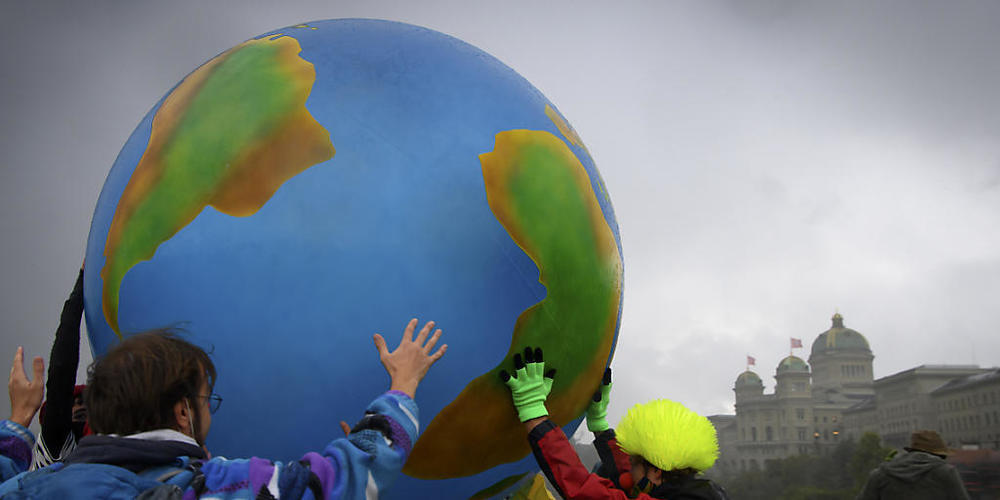 Klimaaktivisten protestieren mit einer aufblasbare Weltkugel während ihrer Aktionswoche Rise up for Change am 25. September 2020 in Bern.