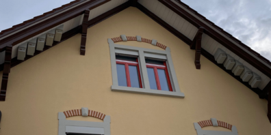 In diesen Kästen – wie hier unter dem Dach des Bahnhofgebäudes - finden die Mauersegler optimale Brutbedingungen. 