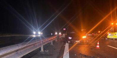 Nach einer Kollision und einem Folgeunfall war die Zubringerstrasse N1R bei Suhr AG am Montagabend für mehrere Stunden nur beschränkt befahrbar.