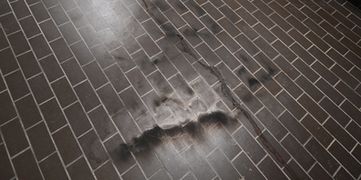 Glücklicherweise blieb es bei Sachschaden am Boden und das Feuer weitete sich nicht aus.