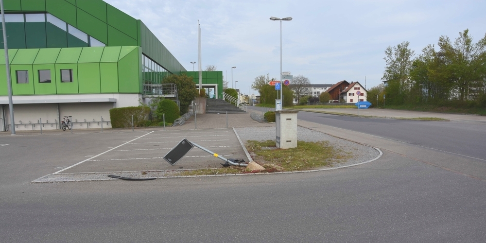 Übers Wochenende wurde diese Parktafel auf dem Parkplatz Grünfeld in Jona umgefahren.
