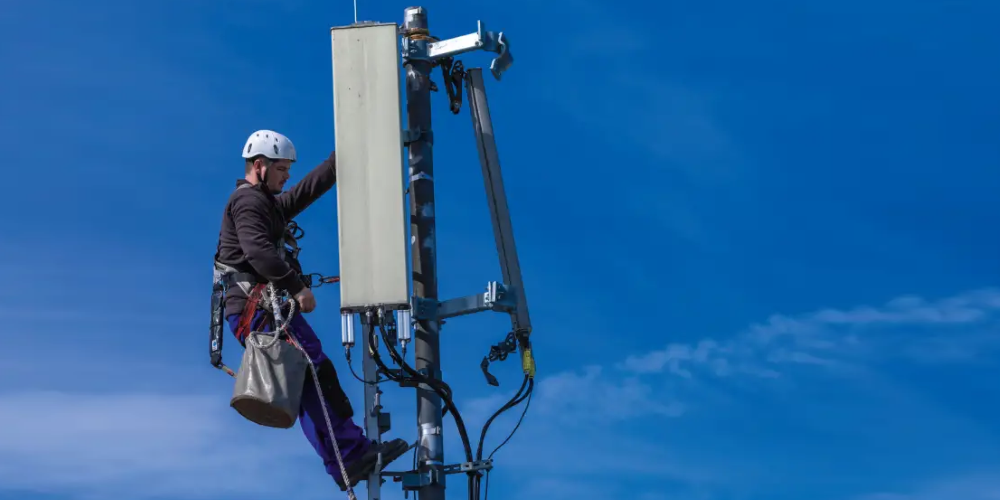 Montage einer 5G Mobilfunk-Antenne.