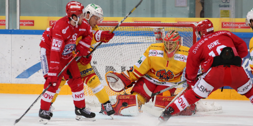 Jan Mosimann und Andrew Rowe (SCRJ) gegen Yannick Rathgeb und Torhueter Jonas Hiller (Biel).