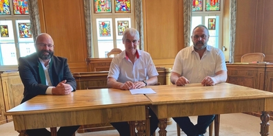 Unterzeichnung des Pflichtenhefts im Rathaus Glarus (v.l.n.r.): Jakob Kamm, OK-Präsident; Markus Lauener, Obmann Eidg. Schwingerverband; Hansruedi Hauser, Präsident Trägerverein ESAF 2025.