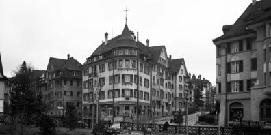 Die Kreuzung zwischen der St.Georgen- und der Demutstrasse im Jahr 1931. Zahlreiche Wohn- und Geschäftshäuser rahmen das markante Gebäude im Zentrum mit den «Colonialwaren von A. Blum-Huber» ein (alle erbaut zwischen 1910 und 1920).