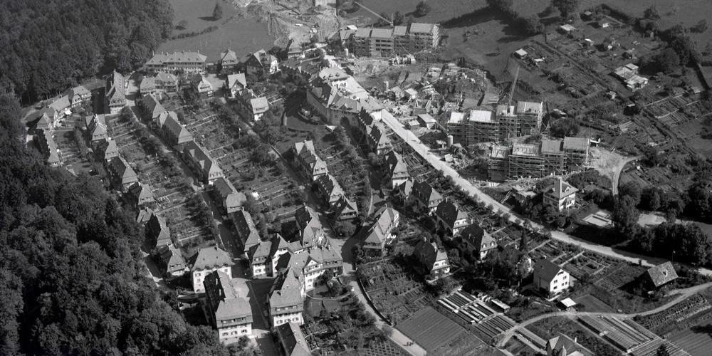 In den 1960er-Jahren wird die Schorensiedlung nach Norden erweitert. Dieses Luftbild aus dem Jahr 1964 zeigt die Baustelle für die Verlängerung der Schorenstrasse und der Hölzlistrasse.