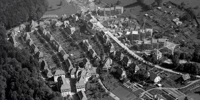 In den 1960er-Jahren wird die Schorensiedlung nach Norden erweitert. Dieses Luftbild aus dem Jahr 1964 zeigt die Baustelle für die Verlängerung der Schorenstrasse und der Hölzlistrasse.