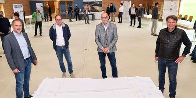 v.l. Gemeindepräsident Christian Sepin, Landesrat Johannes Rauch, Architekt Giorgio Masotti und Bürgermeister Kurt Fischer  stellten das Siegerprojekt vor
