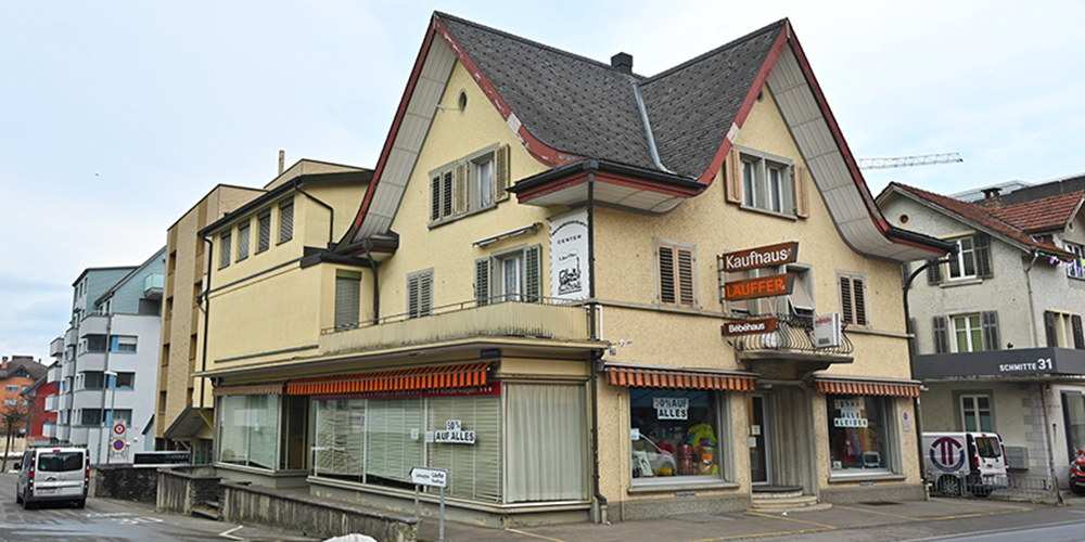 Das Kaufhaus Bébéhaus Läuffer in Siebnen hätte zum islamischen Kulturzentrum umgenutzt werden sollen; der Annexbau wäre ideal als Gebetsraum. 