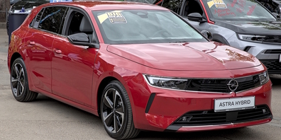 Neben mehreren hundert Franken Bargeld wurde mit den im Geschäft vorgefundenen Schlüsseln auch ein roter Opel mit auffälliger Beschriftung gestohlen. (Symbolbild)